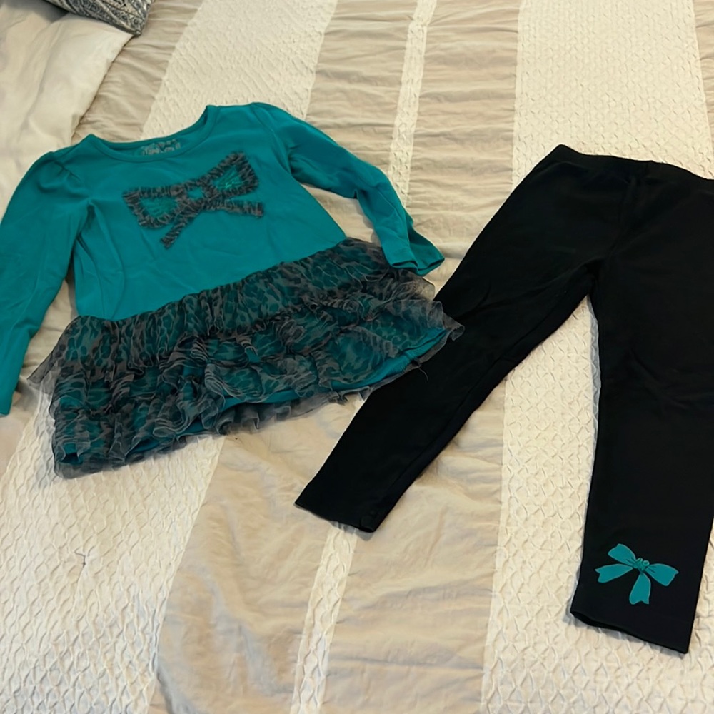 Flapadoodles set with cute tulle skirt and bow details on top and leggings